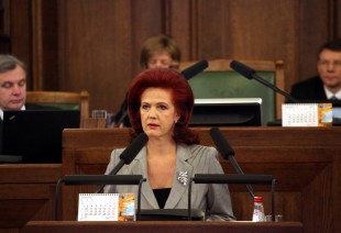 Solvita Āboltiņa no Saeimas tribīnes teju līdz asarām atspēko aizdomas par vīra biznesa lobēšanu