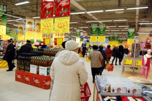 Kontrolēs pirkumus virs 1000 latiem, pārmet banku interešu lobēšanu