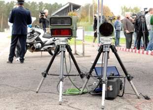 Skaitītājs griežas – fotoradaru uzstādītāji policijai parādā 9 000 latus