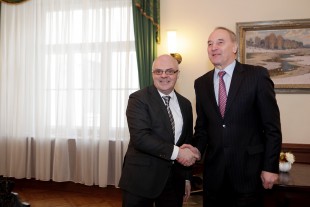 Prezidents atbalsta ieceri pārvērtēt skolu mācību gada garumu