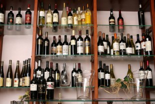 Plāno aizliegt tirgot alkoholu degvielas uzpildes stacijās