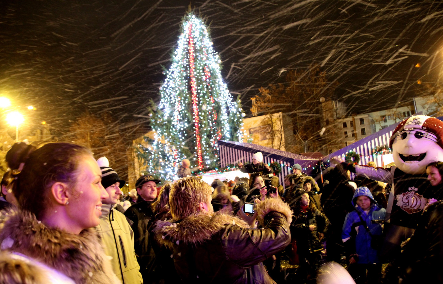 Egles iedegšana un tirdziņa atklāšana Līvu laukumā