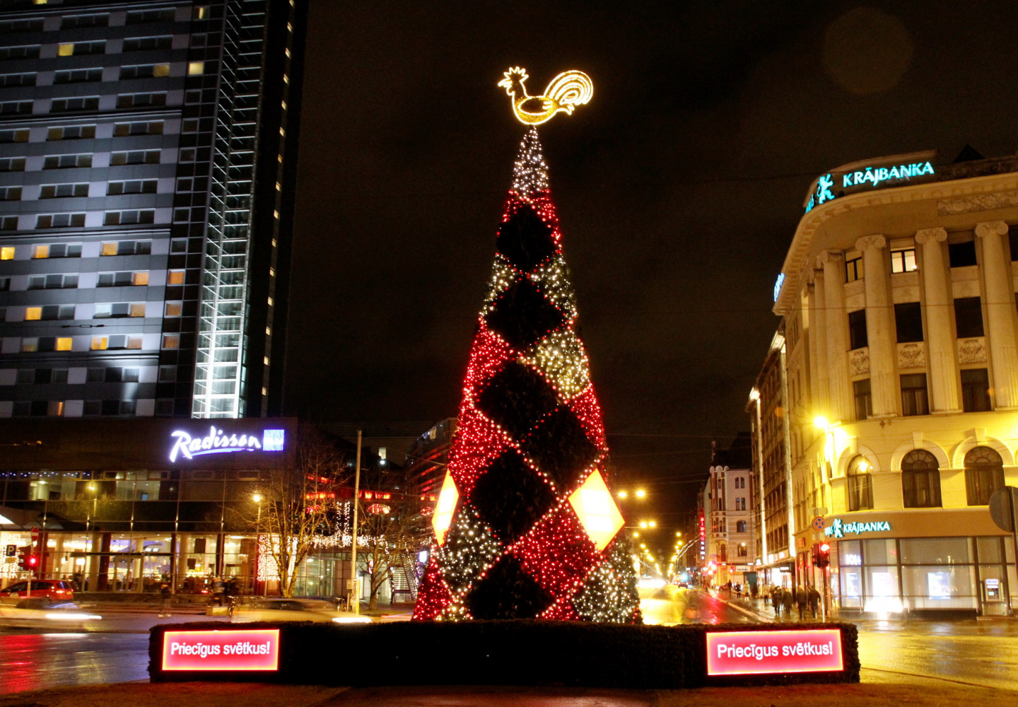 Tautiskā egle netālu no Ministru kabineta ēkas