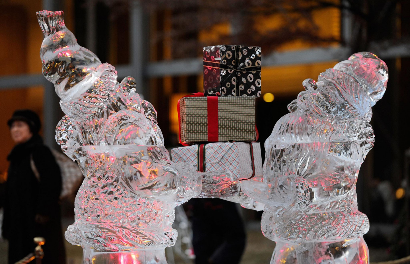 Tokijas viesnīca pie ieejas izvietojusi Santaklausa ledus figūras
