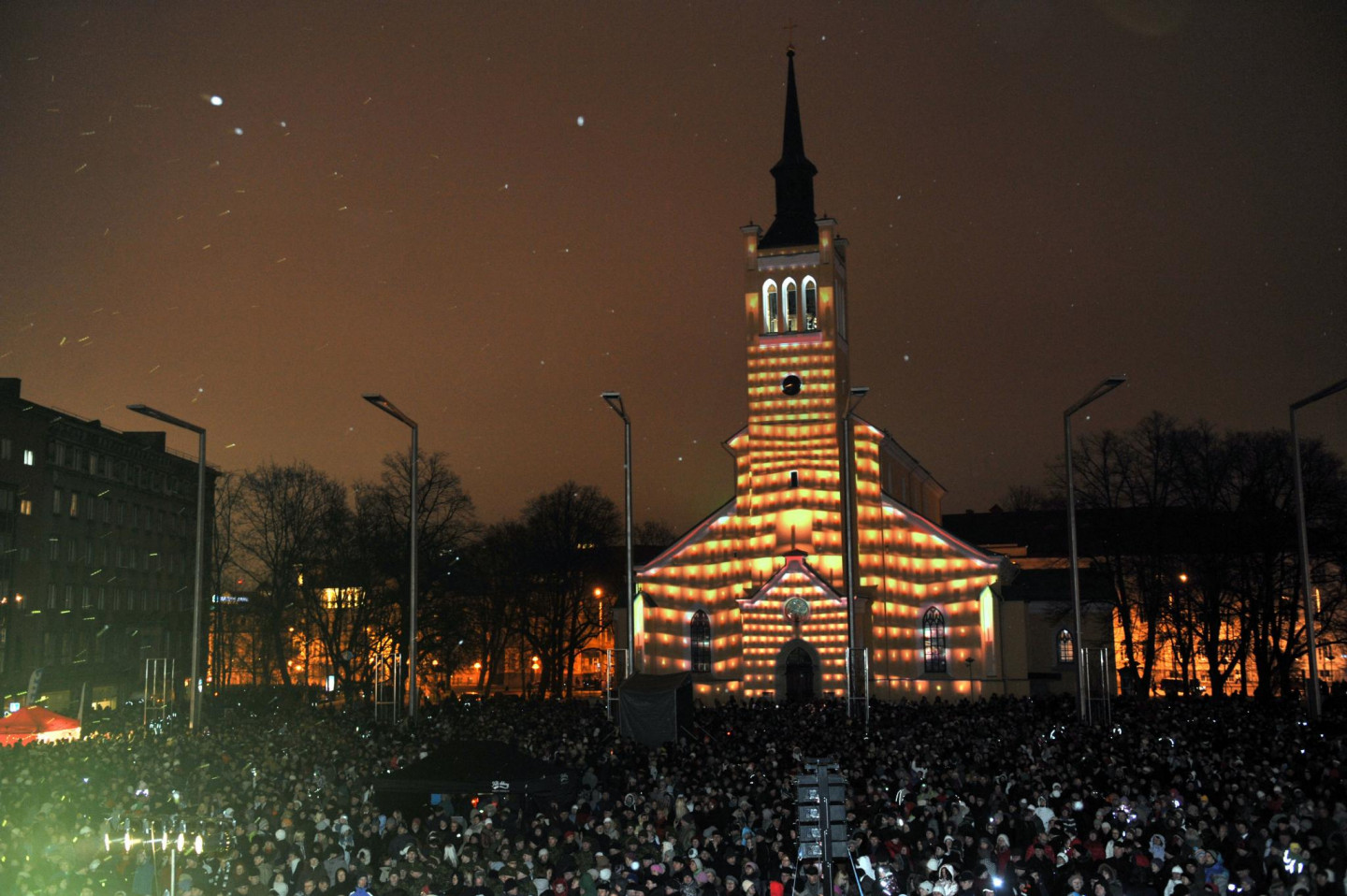 Tallinā centrālajā laukumā notiek svinīga ceremonija, kurā svinīgi noslēdz Tallinas kā Eiropas kultūras galvaspilsētas gadu.