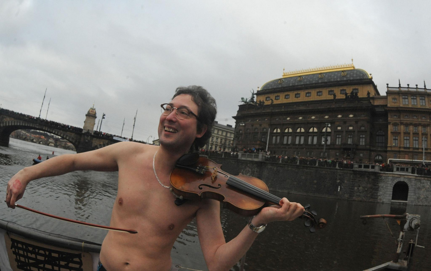 Prāgā Ziemassvētlos notiek ikgadējās peldēšanas sacensības