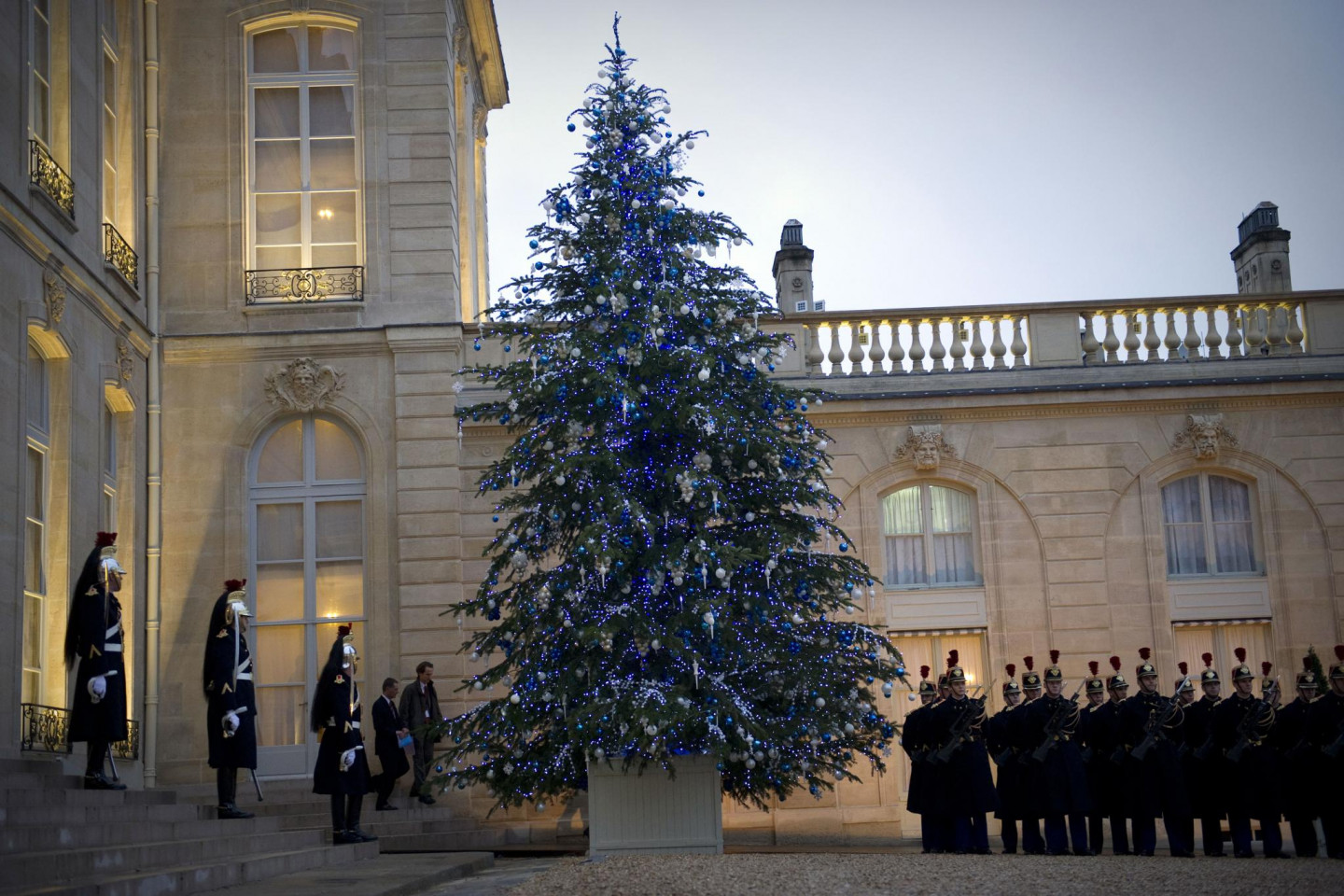 Ziemassvētku egle Elizejas pilī
