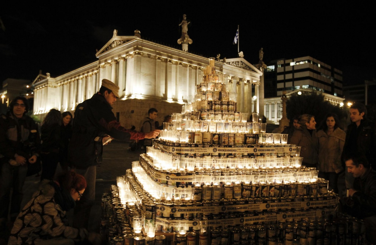 Ziemassvētku egle no piena bundžām Atēnās, kas tiks izdalītas trūkumcietējiem