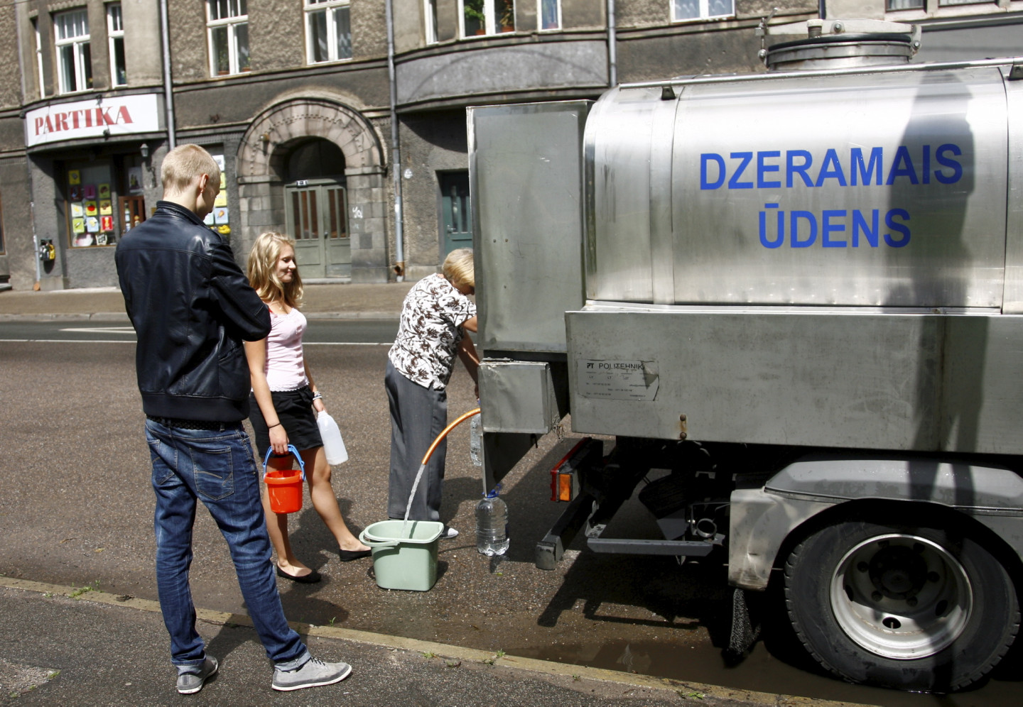 25.06.2012. Ūdensvada plīsuma dēļ applūdusi Stabu iela, posmā starp Čaka un Avotu ielu.