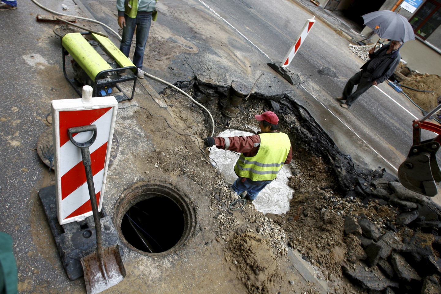 25.06.2012. Ūdensvada plīsuma dēļ applūdusi Stabu iela, posmā starp Čaka un Avotu ielu.