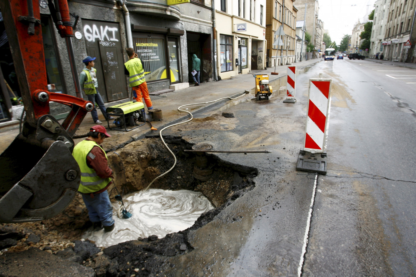 25.06.2012. Ūdensvada plīsuma dēļ applūdusi Stabu iela, posmā starp Čaka un Avotu ielu.