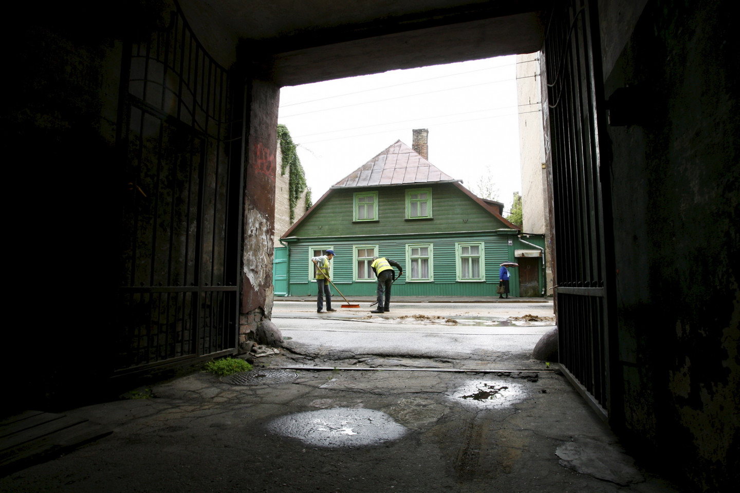 25.06.2012. Ūdensvada plīsuma dēļ applūdusi Stabu iela, posmā starp Čaka un Avotu ielu.