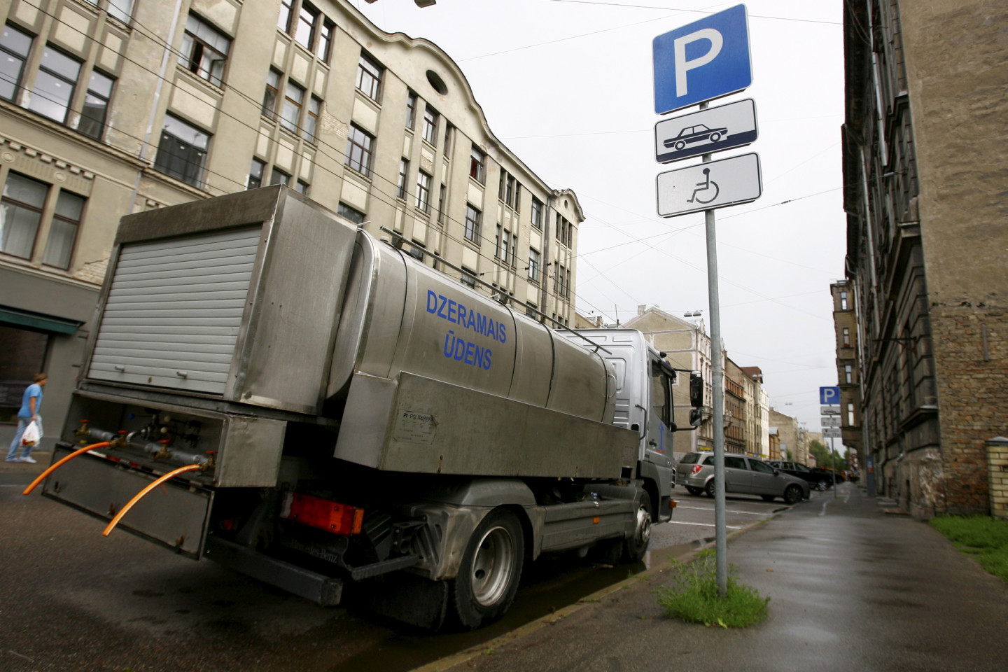 25.06.2012. Ūdensvada plīsuma dēļ applūdusi Stabu iela, posmā starp Čaka un Avotu ielu.