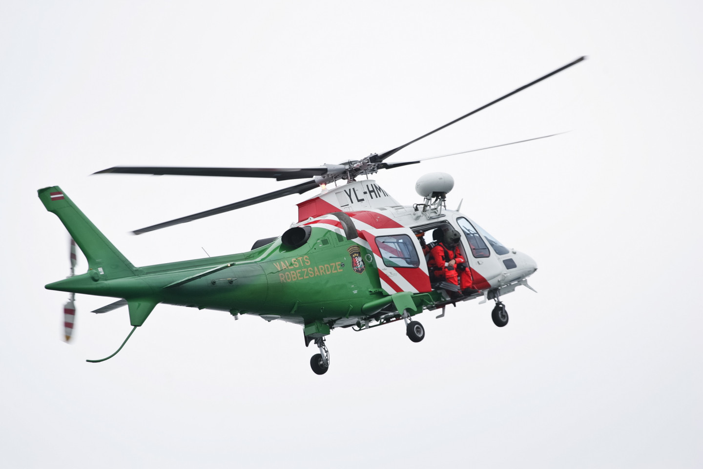 28.06.2012. Ventspils. Robežsardzes helikoptera apkalpes apmācības cilvēku meklēšanas un glābšanas darbu veikšanā virs jūras.