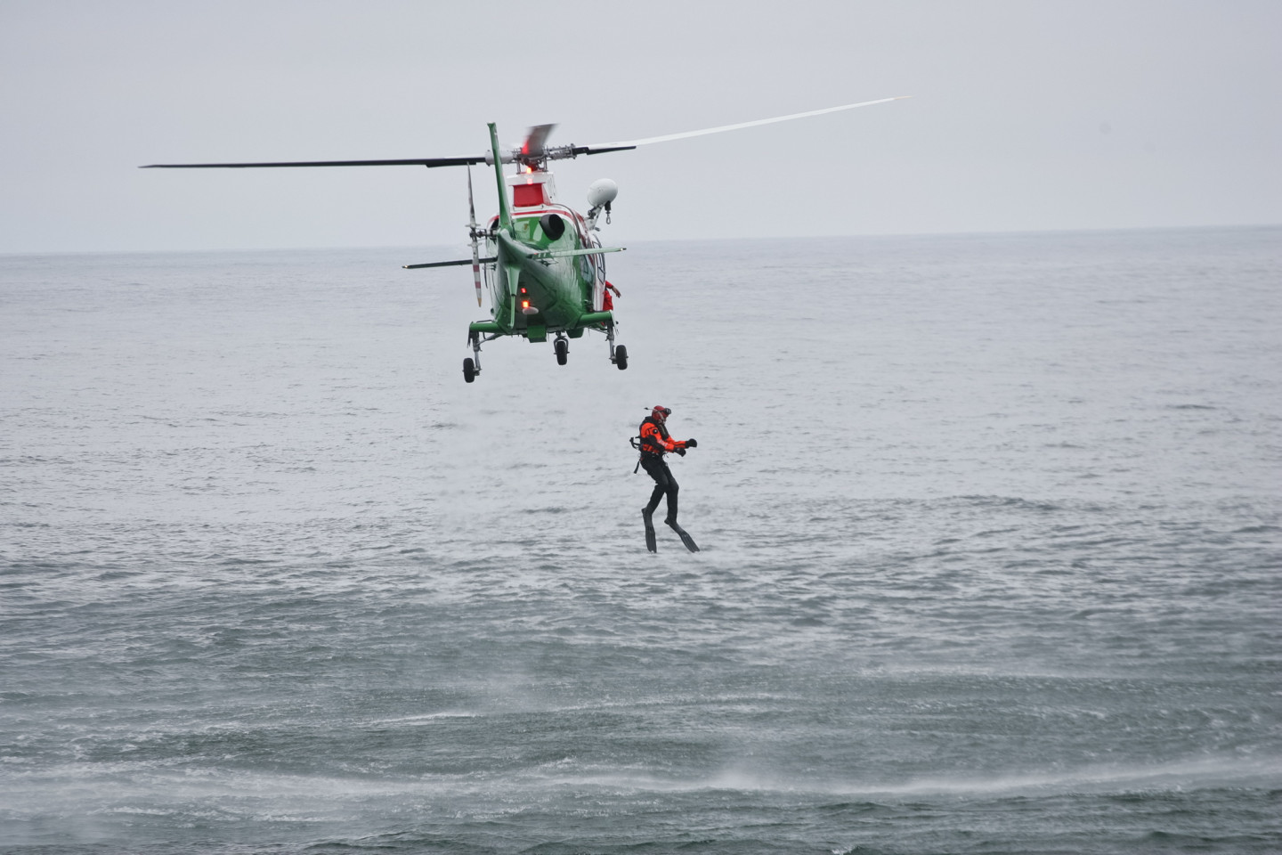 28.06.2012. Ventspils. Robežsardzes helikoptera apkalpes apmācības cilvēku meklēšanas un glābšanas darbu veikšanā virs jūras.