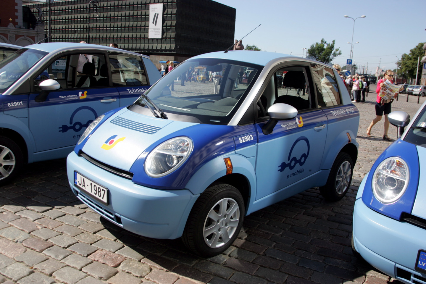 Rīgas domes priekšsēdētājs Nils Ušakovs iepazīstas ar "Rīgas satiksmes" jaunajiem elektromobiļiem