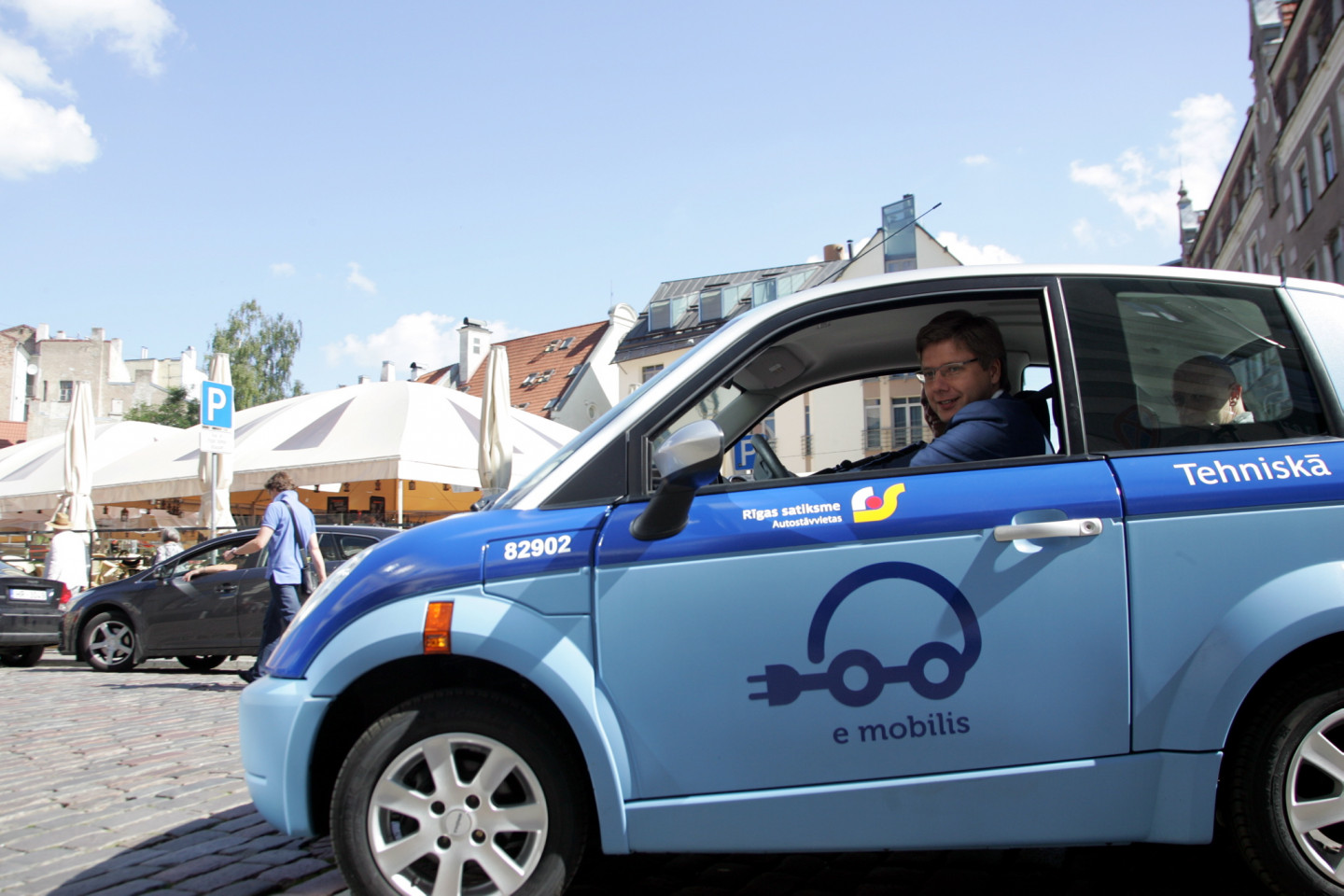 Rīgas domes priekšsēdētājs Nils Ušakovs iepazīstas ar "Rīgas satiksmes" jaunajiem elektromobiļiem