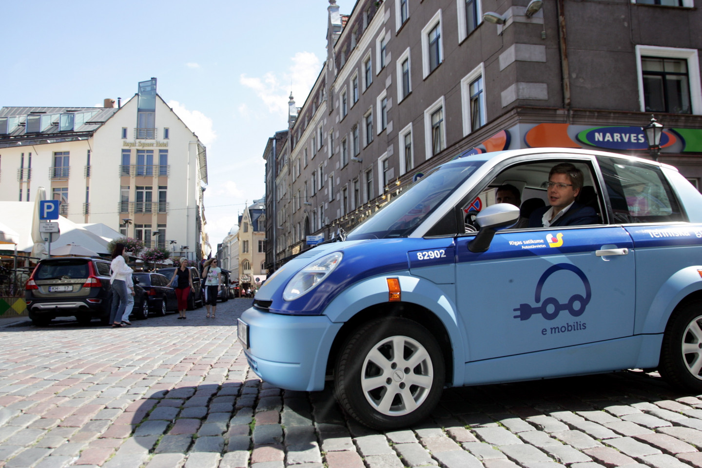 Rīgas domes priekšsēdētājs Nils Ušakovs iepazīstas ar "Rīgas satiksmes" jaunajiem elektromobiļiem