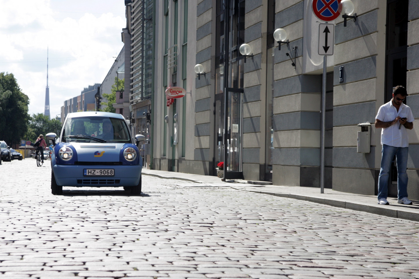 Rīgas domes priekšsēdētājs Nils Ušakovs iepazīstas ar "Rīgas satiksmes" jaunajiem elektromobiļiem