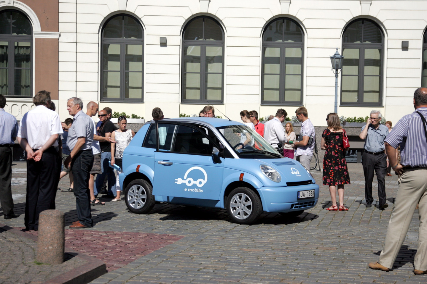 Rīgas domes priekšsēdētājs Nils Ušakovs iepazīstas ar "Rīgas satiksmes" jaunajiem elektromobiļiem