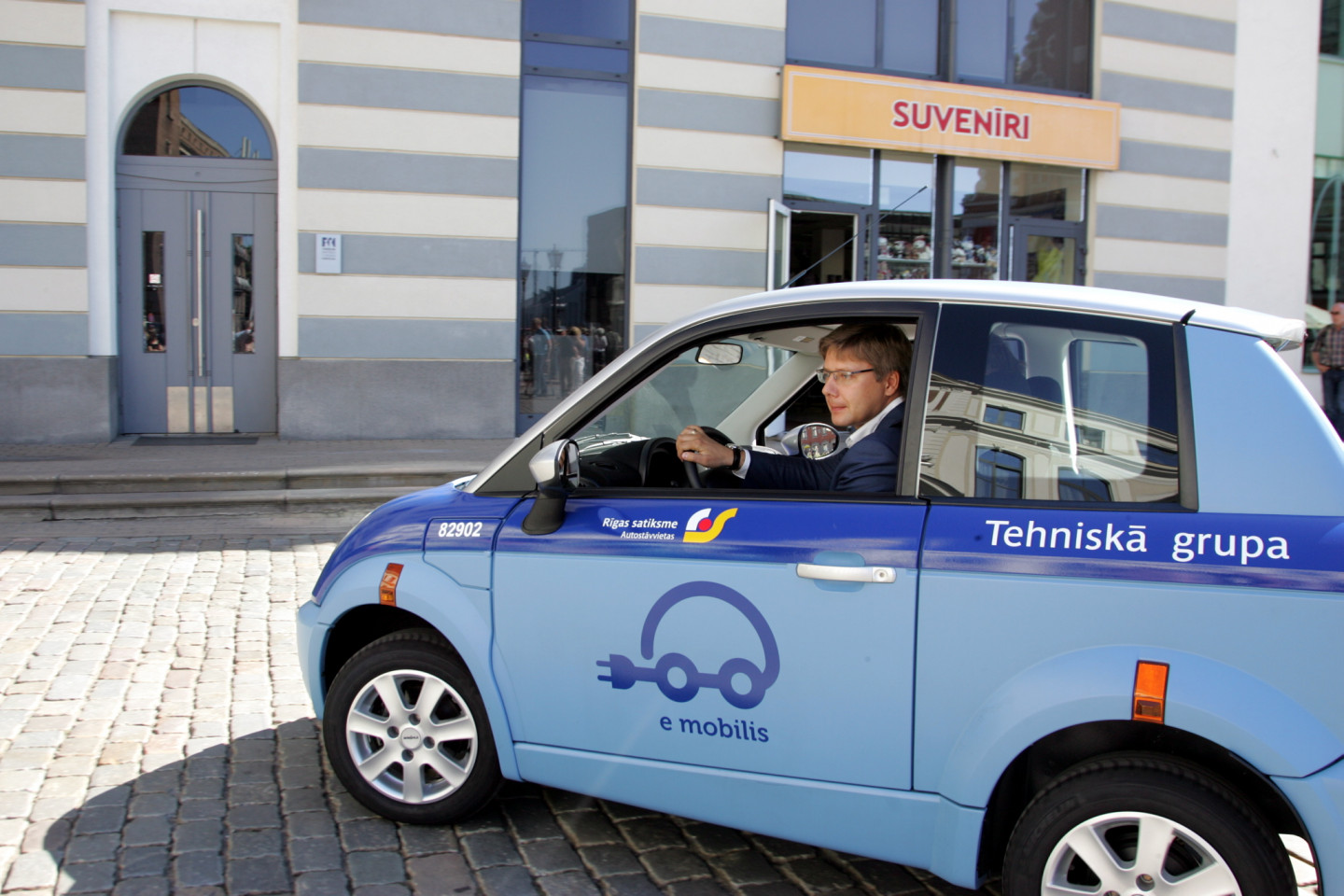 Rīgas domes priekšsēdētājs Nils Ušakovs iepazīstas ar "Rīgas satiksmes" jaunajiem elektromobiļiem