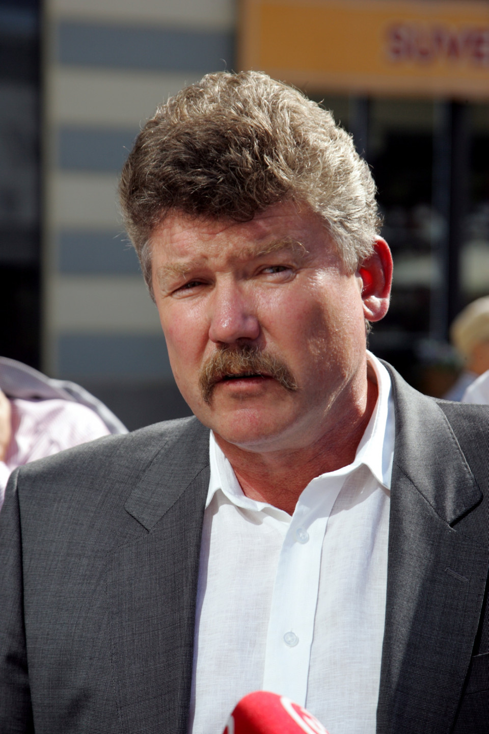 Rīgas domes priekšsēdētājs Nils Ušakovs iepazīstas ar "Rīgas satiksmes" jaunajiem elektromobiļiem