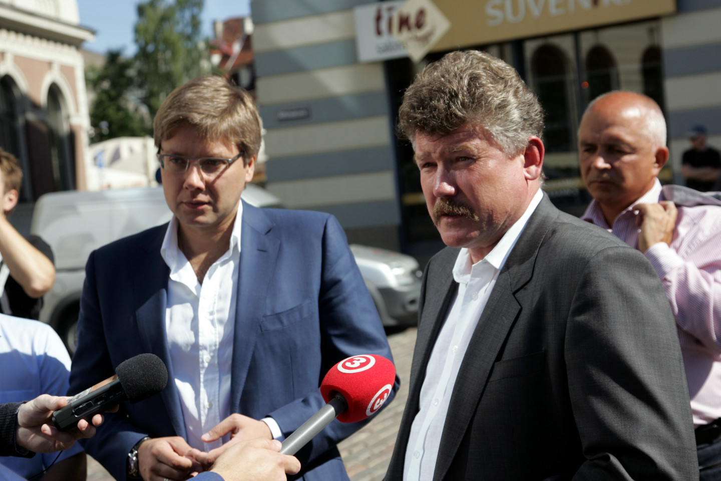 Rīgas domes priekšsēdētājs Nils Ušakovs iepazīstas ar "Rīgas satiksmes" jaunajiem elektromobiļiem