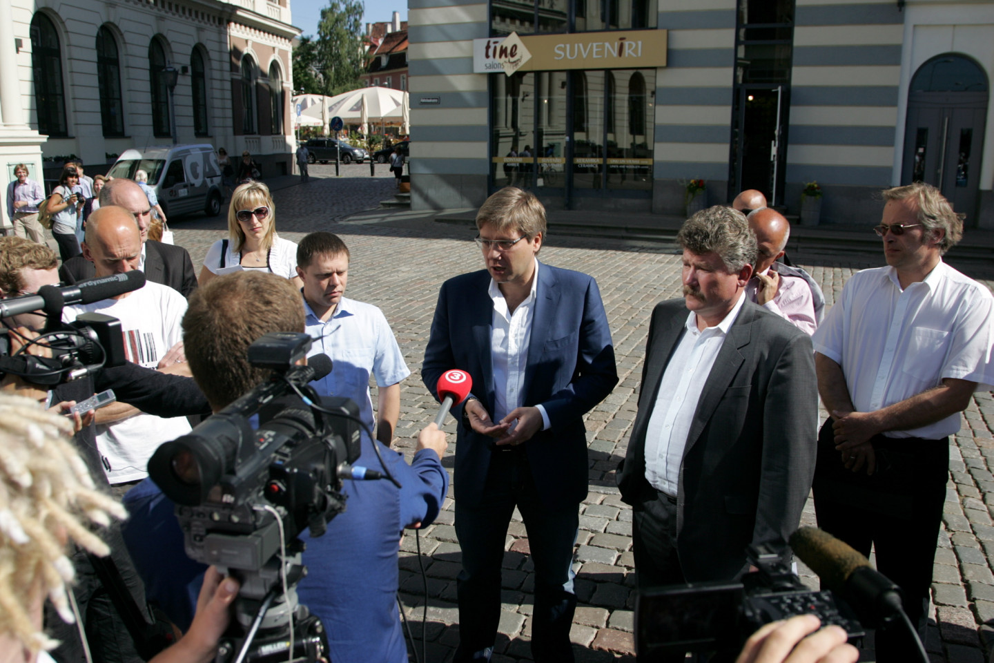 Rīgas domes priekšsēdētājs Nils Ušakovs iepazīstas ar "Rīgas satiksmes" jaunajiem elektromobiļiem