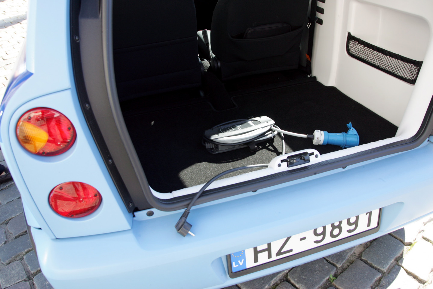 Rīgas domes priekšsēdētājs Nils Ušakovs iepazīstas ar "Rīgas satiksmes" jaunajiem elektromobiļiem