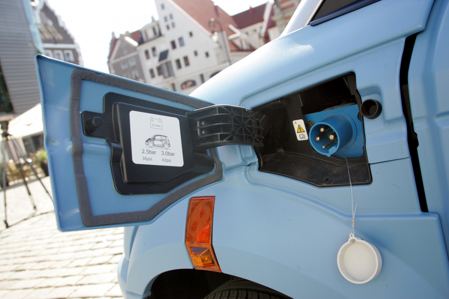 Rīgas domes priekšsēdētājs Nils Ušakovs iepazīstas ar "Rīgas satiksmes" jaunajiem elektromobiļiem