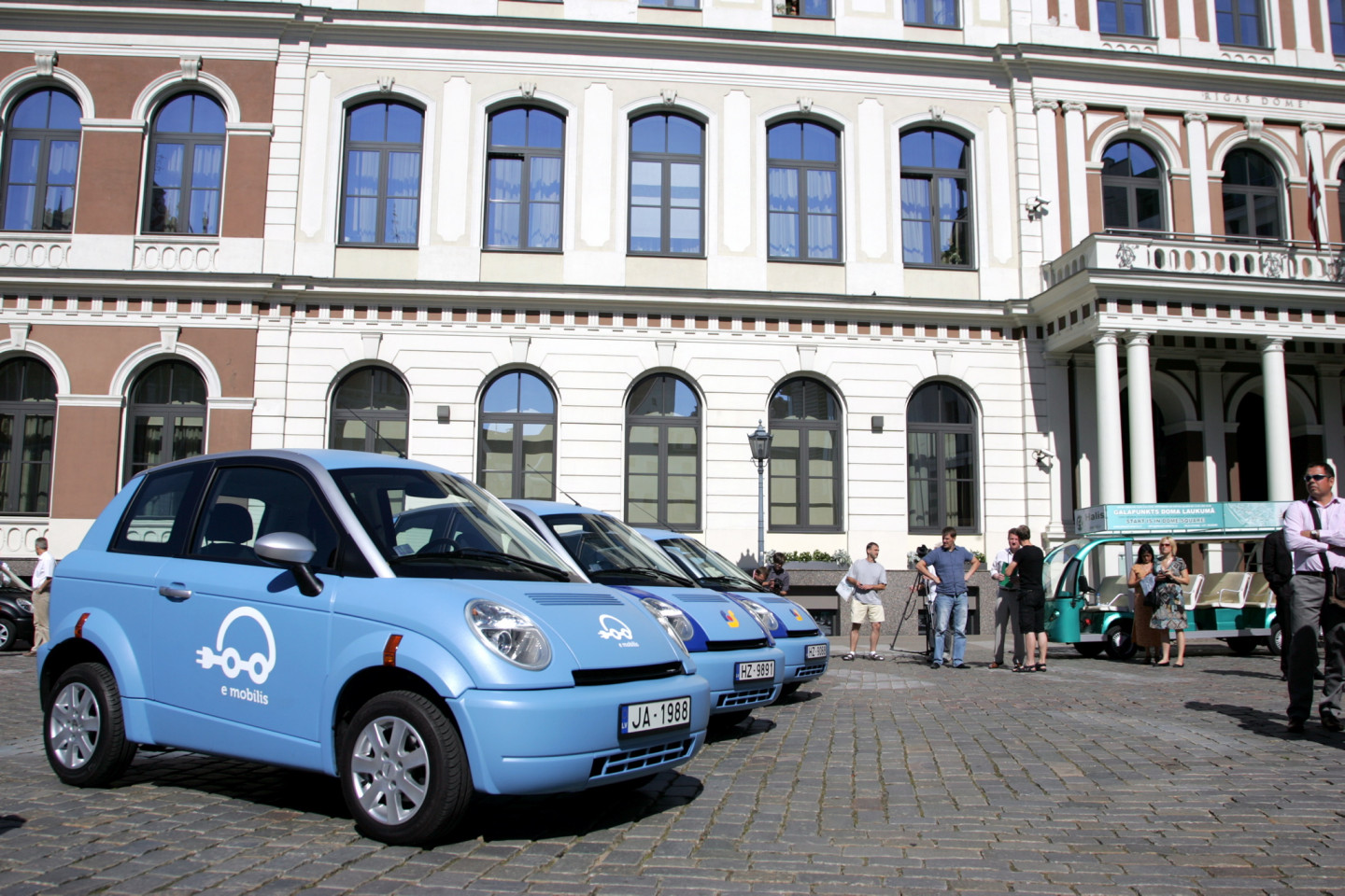 Rīgas domes priekšsēdētājs Nils Ušakovs iepazīstas ar "Rīgas satiksmes" jaunajiem elektromobiļiem