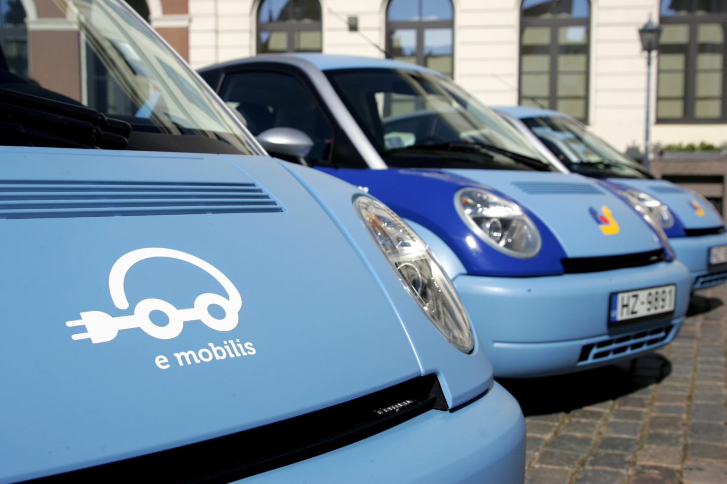 Rīgas domes priekšsēdētājs Nils Ušakovs iepazīstas ar "Rīgas satiksmes" jaunajiem elektromobiļiem