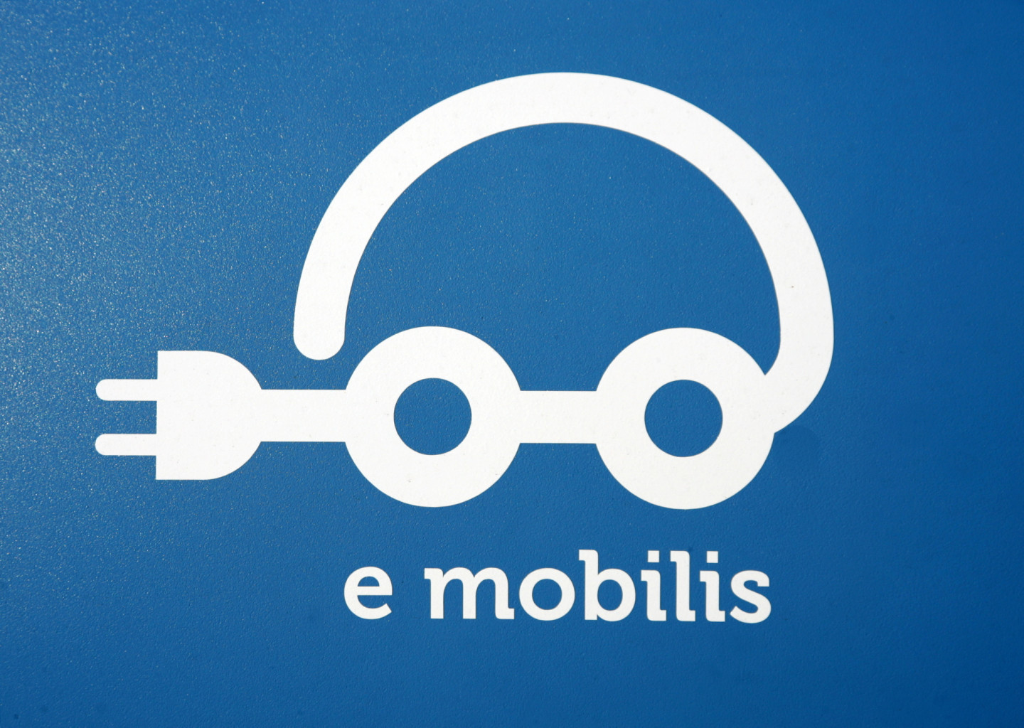 Rīgas domes priekšsēdētājs Nils Ušakovs iepazīstas ar "Rīgas satiksmes" jaunajiem elektromobiļiem