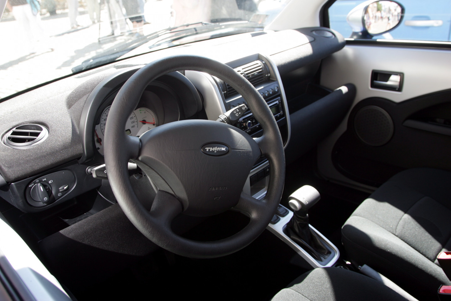 Rīgas domes priekšsēdētājs Nils Ušakovs iepazīstas ar "Rīgas satiksmes" jaunajiem elektromobiļiem