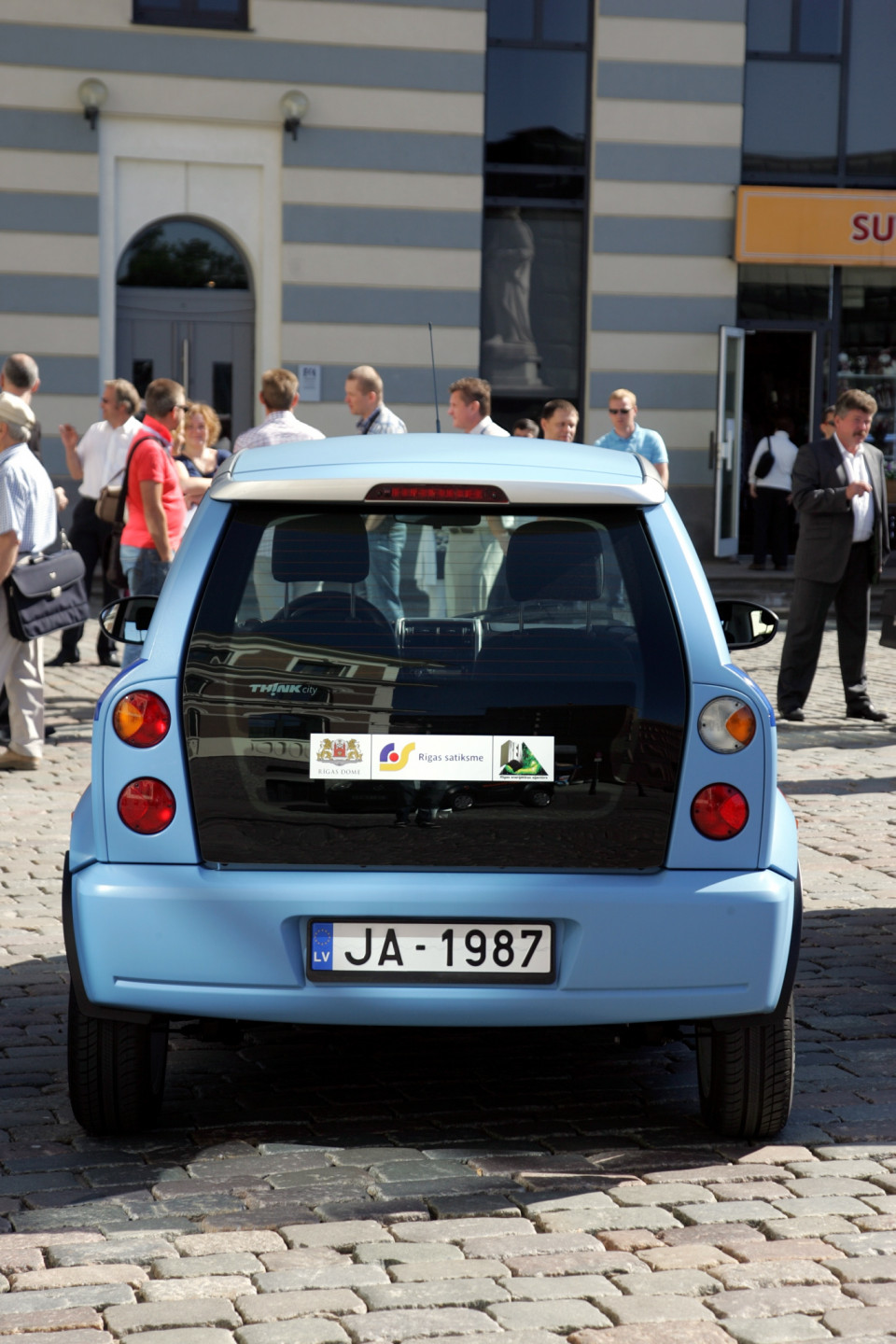 Rīgas domes priekšsēdētājs Nils Ušakovs iepazīstas ar "Rīgas satiksmes" jaunajiem elektromobiļiem