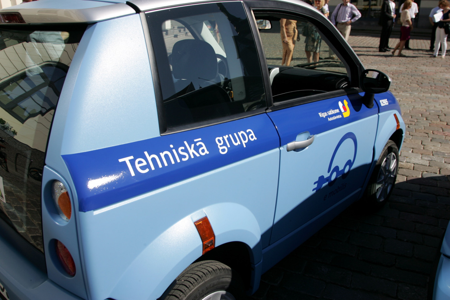 Rīgas domes priekšsēdētājs Nils Ušakovs iepazīstas ar "Rīgas satiksmes" jaunajiem elektromobiļiem