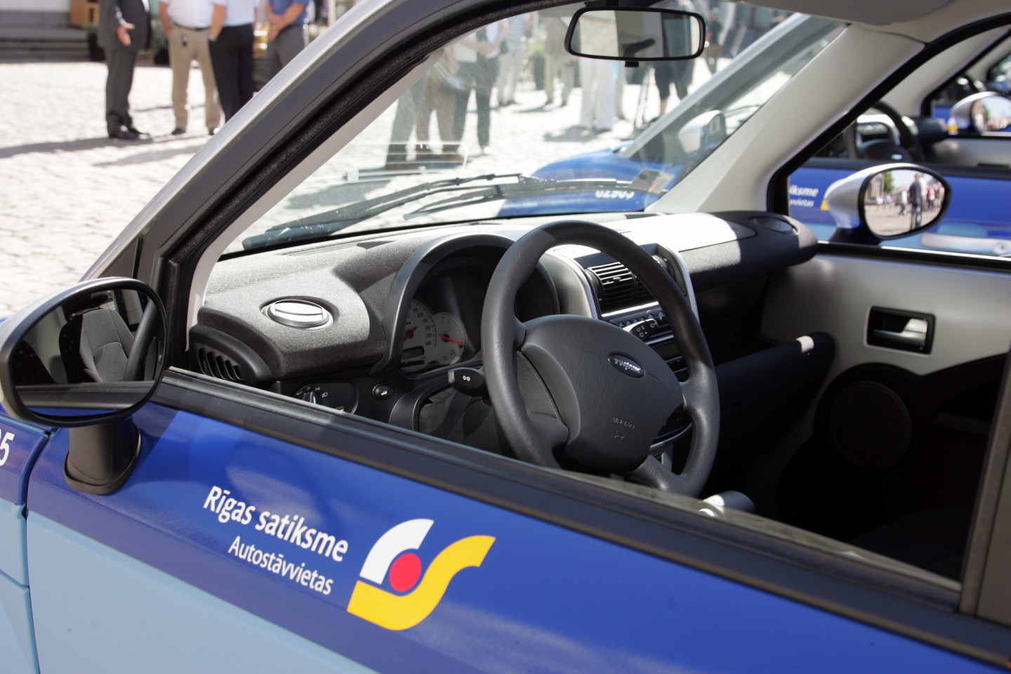 Rīgas domes priekšsēdētājs Nils Ušakovs iepazīstas ar "Rīgas satiksmes" jaunajiem elektromobiļiem