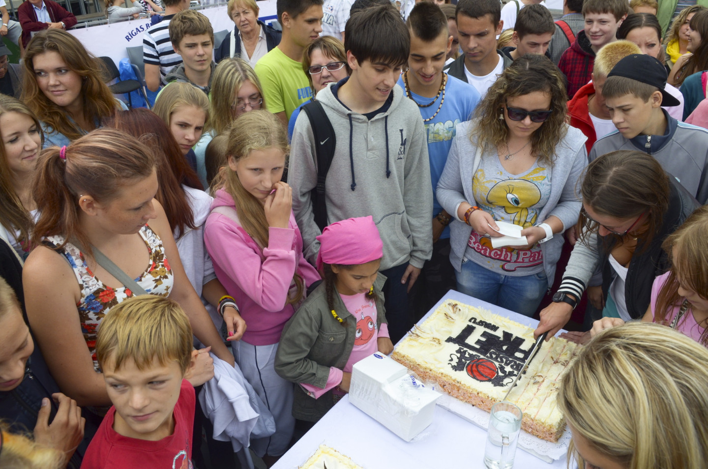 Pie Latvijas Nacionālās Operas notiek basketbola spēle starp politiķiem Rīgas svētku Krastu mača ietvaros