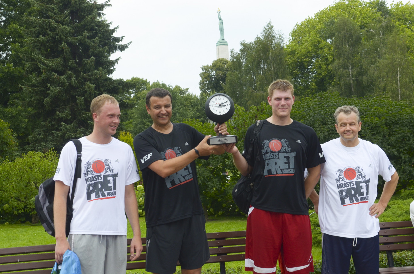 Pie Latvijas Nacionālās Operas notiek basketbola spēle starp politiķiem Rīgas svētku Krastu mača ietvaros