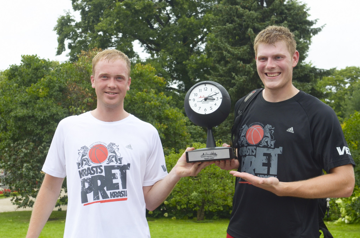 Pie Latvijas Nacionālās Operas notiek basketbola spēle starp politiķiem Rīgas svētku Krastu mača ietvaros