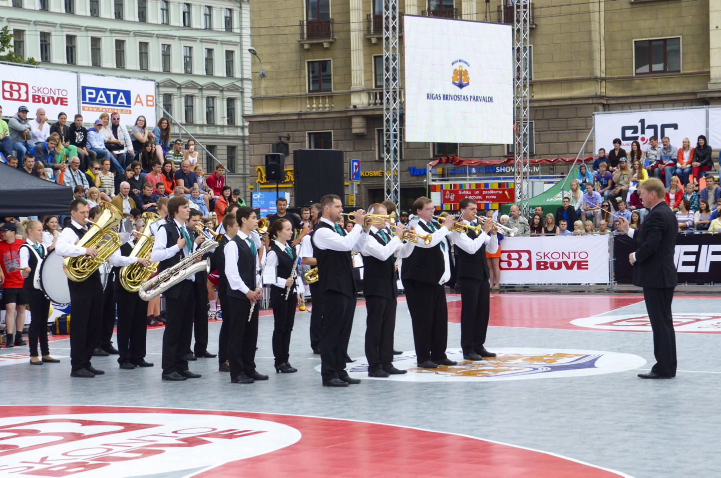 Pie Latvijas Nacionālās Operas notiek basketbola spēle starp politiķiem Rīgas svētku Krastu mača ietvaros