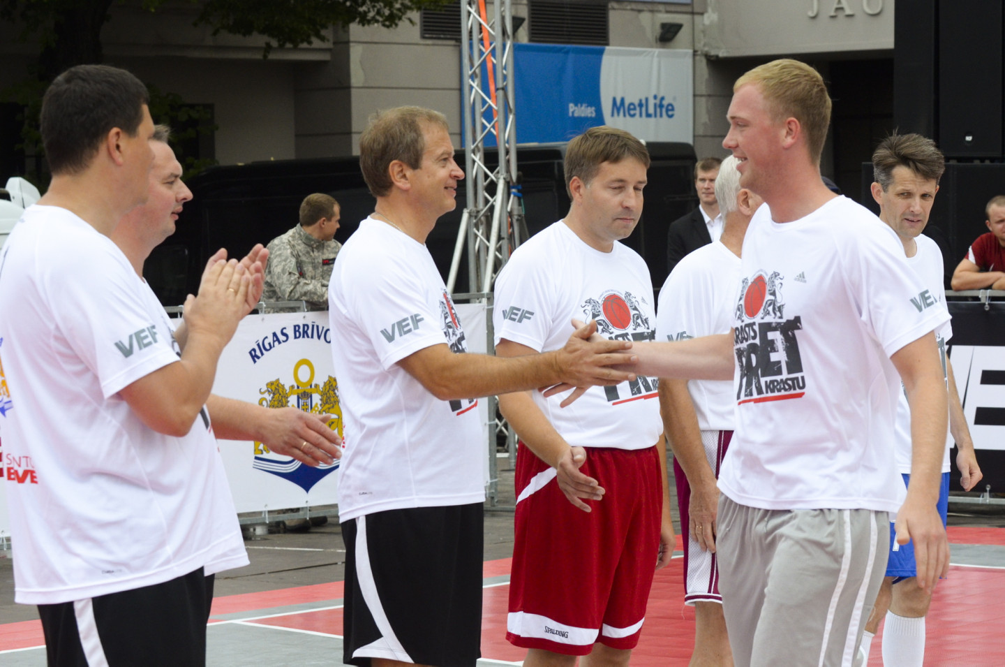 Pie Latvijas Nacionālās Operas notiek basketbola spēle starp politiķiem Rīgas svētku Krastu mača ietvaros