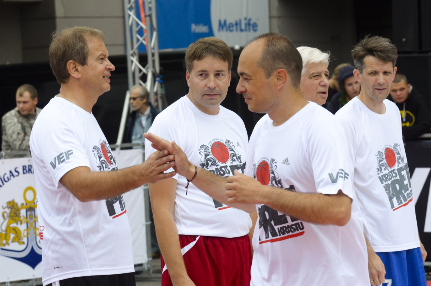 Pie Latvijas Nacionālās Operas notiek basketbola spēle starp politiķiem Rīgas svētku Krastu mača ietvaros