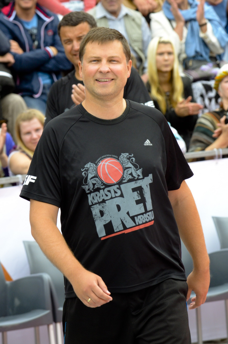 Pie Latvijas Nacionālās Operas notiek basketbola spēle starp politiķiem Rīgas svētku Krastu mača ietvaros