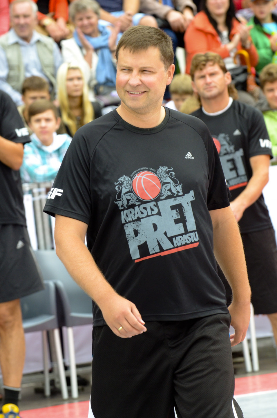 Pie Latvijas Nacionālās Operas notiek basketbola spēle starp politiķiem Rīgas svētku Krastu mača ietvaros