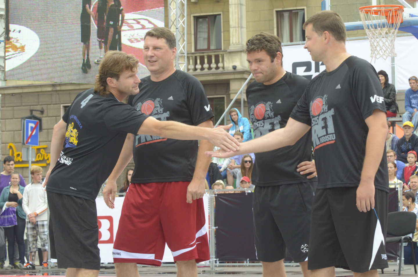 Pie Latvijas Nacionālās Operas notiek basketbola spēle starp politiķiem Rīgas svētku Krastu mača ietvaros