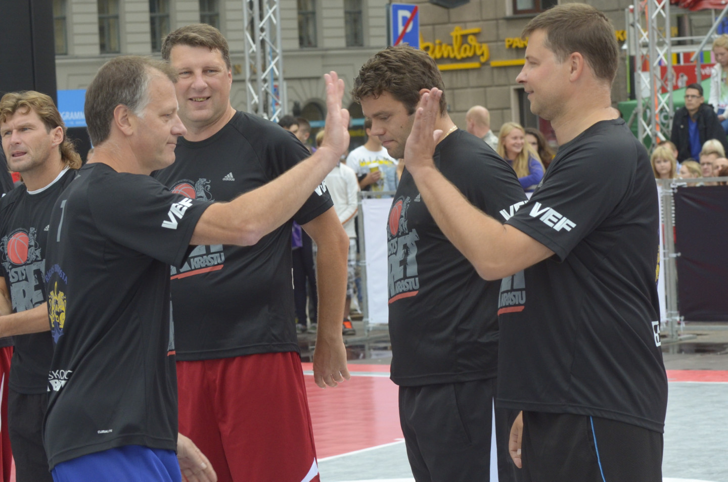 Pie Latvijas Nacionālās Operas notiek basketbola spēle starp politiķiem Rīgas svētku Krastu mača ietvaros