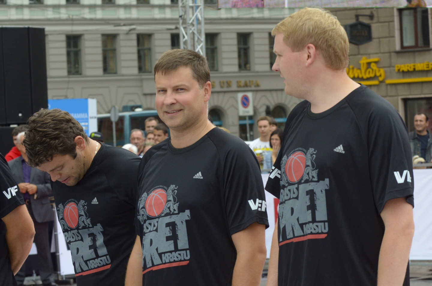 Pie Latvijas Nacionālās Operas notiek basketbola spēle starp politiķiem Rīgas svētku Krastu mača ietvaros
