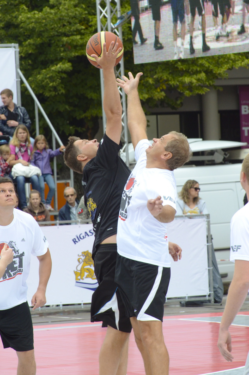 Pie Latvijas Nacionālās Operas notiek basketbola spēle starp politiķiem Rīgas svētku Krastu mača ietvaros