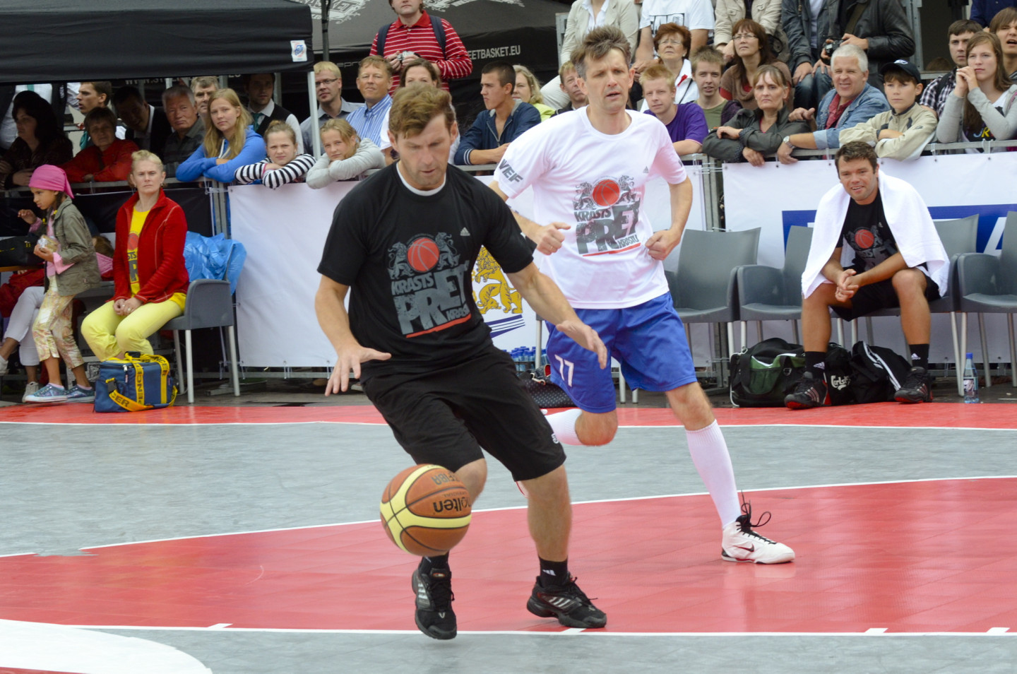 Pie Latvijas Nacionālās Operas notiek basketbola spēle starp politiķiem Rīgas svētku Krastu mača ietvaros